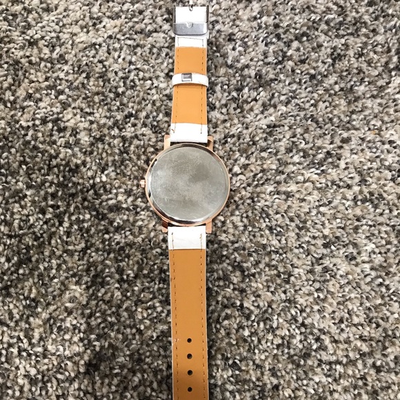 5 For $20 🥳 Women’s watch - Picture 4 of 4